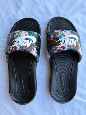 NWOT Women’s Nike Black Slide Slides with Multicolor Floral Strap